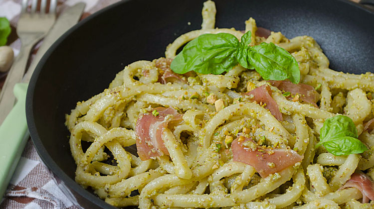 Scialatielli al Pesto di Pistacchi e Speck